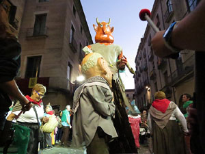 Fires 2017. Ballades de capgrossos, gegants i far&agrave;ndula a la pla&ccedil;a del Vi