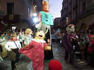 Fires 2017. Ballades de capgrossos, gegants i far&agrave;ndula a la pla&ccedil;a del Vi