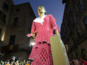 Fires 2017. Ballades de capgrossos, gegants i far&agrave;ndula a la pla&ccedil;a del Vi