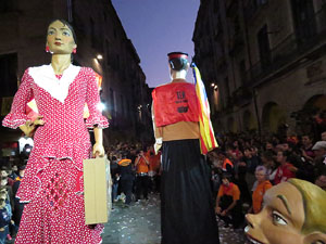Fires 2017. Ballades de capgrossos, gegants i far&agrave;ndula a la pla&ccedil;a del Vi