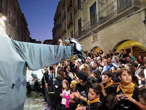 Fires 2017. Ballades de capgrossos, gegants i far&agrave;ndula a la pla&ccedil;a del Vi
