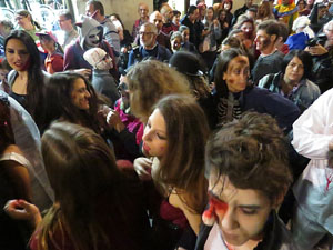 Fires 2017. 6a. Zombie Walk de Girona dins el festival Acocollona't