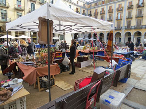 Girona10 2018. Fira d'antiquaris a la pla&ccedil;a de la Independ&egrave;ncia