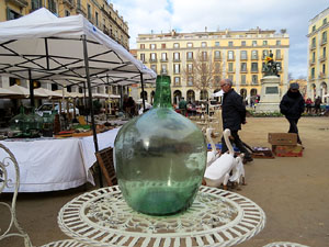 Girona10 2018. Fira d'antiquaris a la pla&ccedil;a de la Independ&egrave;ncia