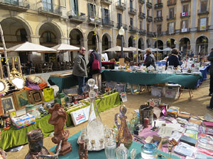 Girona10 2018. Fira d'antiquaris a la pla&ccedil;a de la Independ&egrave;ncia