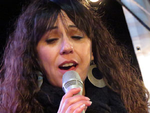 Girona10 2018. Concert de Sandra Fern i Nito Figueras a l'escenari de la pla&ccedil;a Catalunya