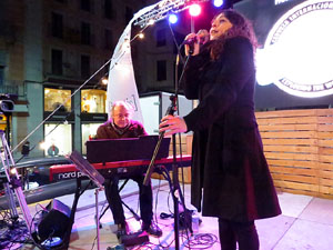 Girona10 2018. Concert de Sandra Fern i Nito Figueras a l'escenari de la pla&ccedil;a Catalunya