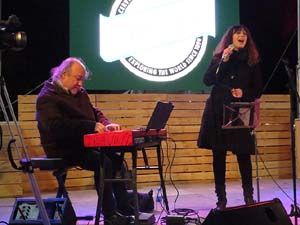 Girona10 2018. Concert de Sandra Fern i Nito Figueras a l'escenari de la pla&ccedil;a Catalunya
