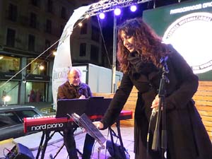 Girona10 2018. Concert de Sandra Fern i Nito Figueras a l'escenari de la pla&ccedil;a Catalunya