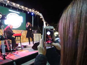 Girona10 2018. Concert de Sandra Fern i Nito Figueras a l'escenari de la pla&ccedil;a Catalunya