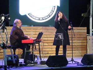 Girona10 2018. Concert de Sandra Fern i Nito Figueras a l'escenari de la pla&ccedil;a Catalunya