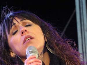 Girona10 2018. Concert de Sandra Fern i Nito Figueras a l'escenari de la pla&ccedil;a Catalunya