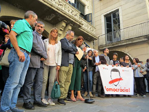 Concentraci&oacute; a la pla&ccedil;a del Vi en protesta per l'empresonament de Cuixart i S&aacute;nchez