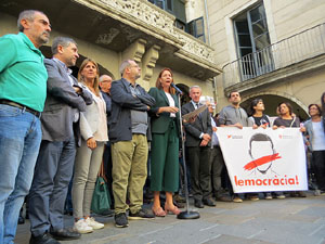Concentraci&oacute; a la pla&ccedil;a del Vi en protesta per l'empresonament de Cuixart i S&aacute;nchez