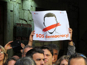 Concentraci&oacute; a la pla&ccedil;a del Vi en protesta per l'empresonament de Cuixart i S&aacute;nchez