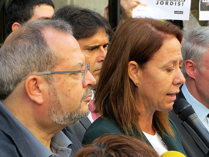 Concentraci&oacute; a la pla&ccedil;a del Vi en protesta per l'empresonament de Cuixart i S&aacute;nchez