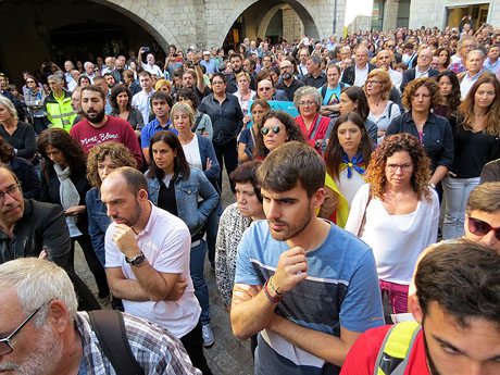 Concentraci&oacute; a la pla&ccedil;a del Vi en protesta per l'empresonament de Cuixart i S&aacute;nchez