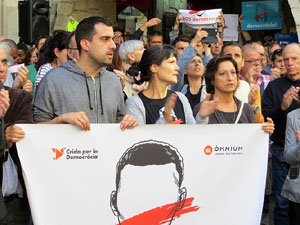 Concentraci&oacute; a la pla&ccedil;a del Vi en protesta per l'empresonament de Cuixart i S&aacute;nchez