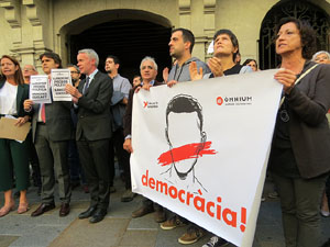 Concentraci&oacute; a la pla&ccedil;a del Vi en protesta per l'empresonament de Cuixart i S&aacute;nchez