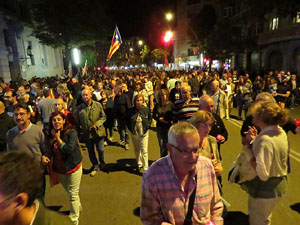Concentraci&oacute; a la pla&ccedil;a de la Constituci&oacute; en protesta per l'empresonament de Cuixart i S&aacute;nchez