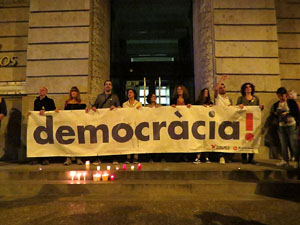 Concentraci&oacute; a la pla&ccedil;a de la Constituci&oacute; en protesta per l'empresonament de Cuixart i S&aacute;nchez