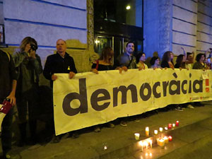 Concentraci&oacute; a la pla&ccedil;a de la Constituci&oacute; en protesta per l'empresonament de Cuixart i S&aacute;nchez