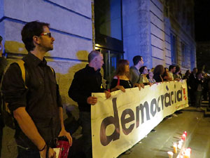 Concentraci&oacute; a la pla&ccedil;a de la Constituci&oacute; en protesta per l'empresonament de Cuixart i S&aacute;nchez