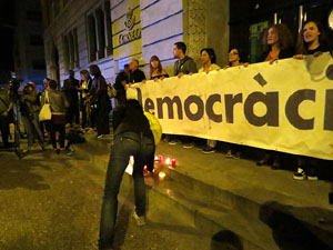 Concentraci&oacute; a la pla&ccedil;a de la Constituci&oacute; en protesta per l'empresonament de Cuixart i S&aacute;nchez