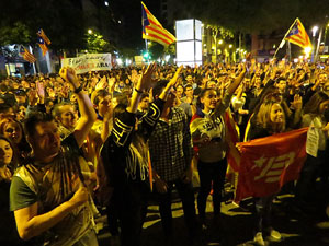 Concentraci&oacute; a la pla&ccedil;a de la Constituci&oacute; en protesta per l'empresonament de Cuixart i S&aacute;nchez