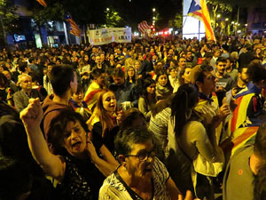 Concentraci&oacute; a la pla&ccedil;a de la Constituci&oacute; en protesta per l'empresonament de Cuixart i S&aacute;nchez