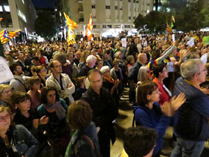 Concentraci&oacute; a la pla&ccedil;a de la Constituci&oacute; en protesta per l'empresonament de Cuixart i S&aacute;nchez
