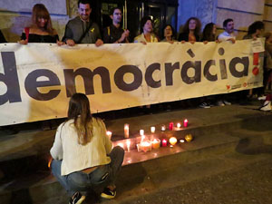 Concentraci&oacute; a la pla&ccedil;a de la Constituci&oacute; en protesta per l'empresonament de Cuixart i S&aacute;nchez