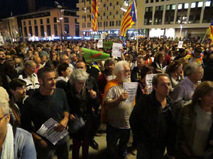 Concentraci&oacute; a la pla&ccedil;a de la Constituci&oacute; en protesta per l'empresonament de Cuixart i S&aacute;nchez