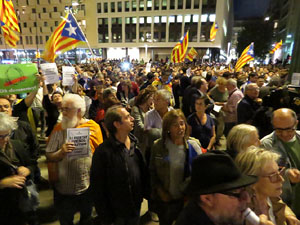 Concentraci&oacute; a la pla&ccedil;a de la Constituci&oacute; en protesta per l'empresonament de Cuixart i S&aacute;nchez