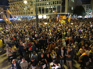 Concentraci&oacute; a la pla&ccedil;a de la Constituci&oacute; en protesta per l'empresonament de Cuixart i S&aacute;nchez