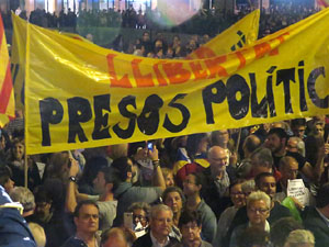 Concentraci&oacute; a la pla&ccedil;a de la Constituci&oacute; en protesta per l'empresonament de Cuixart i S&aacute;nchez