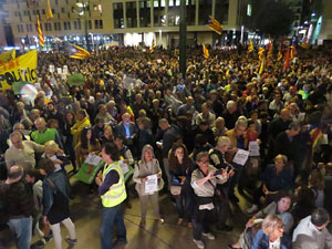 Concentraci&oacute; a la pla&ccedil;a de la Constituci&oacute; en protesta per l'empresonament de Cuixart i S&aacute;nchez