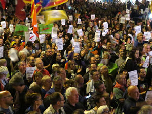 Concentraci&oacute; a la pla&ccedil;a de la Constituci&oacute; en protesta per l'empresonament de Cuixart i S&aacute;nchez