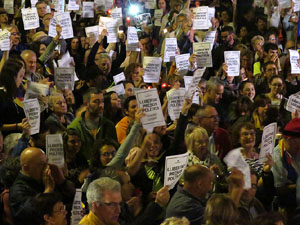 Concentraci&oacute; a la pla&ccedil;a de la Constituci&oacute; en protesta per l'empresonament de Cuixart i S&aacute;nchez