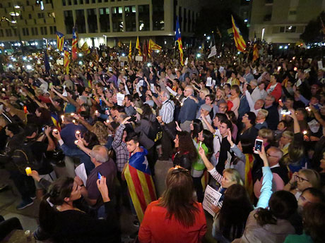 Concentraci&oacute; a la pla&ccedil;a de la Constituci&oacute; en protesta per l'empresonament de Cuixart i S&aacute;nchez