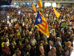 Concentraci&oacute; a la pla&ccedil;a de la Constituci&oacute; en protesta per l'empresonament de Cuixart i S&aacute;nchez