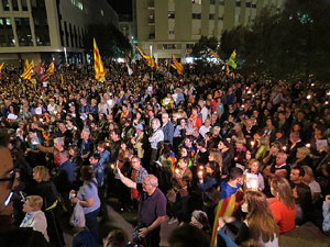 Concentraci&oacute; a la pla&ccedil;a de la Constituci&oacute; en protesta per l'empresonament de Cuixart i S&aacute;nchez