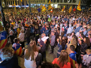 Concentraci&oacute; a la pla&ccedil;a de la Constituci&oacute; en protesta per l'empresonament de Cuixart i S&aacute;nchez