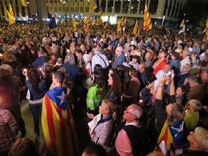 Concentraci&oacute; a la pla&ccedil;a de la Constituci&oacute; en protesta per l'empresonament de Cuixart i S&aacute;nchez