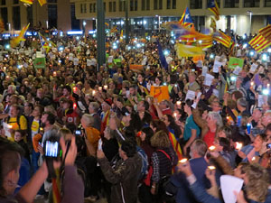 Concentraci&oacute; a la pla&ccedil;a de la Constituci&oacute; en protesta per l'empresonament de Cuixart i S&aacute;nchez