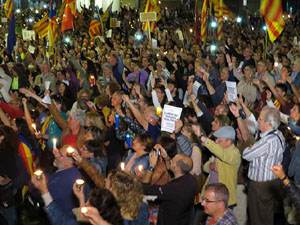 Concentraci&oacute; a la pla&ccedil;a de la Constituci&oacute; en protesta per l'empresonament de Cuixart i S&aacute;nchez