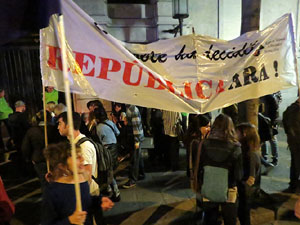 Concentraci&oacute; a la pla&ccedil;a de la Constituci&oacute; en protesta per l'empresonament de Cuixart i S&aacute;nchez