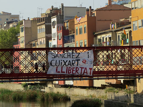 El pont de les Peixateries Velles, l'endem&agrave; de la manifestaci&oacute;, amb pancartes i cartells