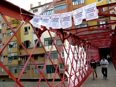 El pont de les Peixateries Velles, l'endem&agrave; de la manifestaci&oacute;, amb pancartes i cartells