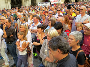 Concentraci&oacute; a la pla&ccedil;a del Vi i manifestaci&oacute; 'Cap pas enrere'